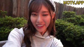 性爱视频免费看成熟的女人抓住了年轻的家伙并要求他操...